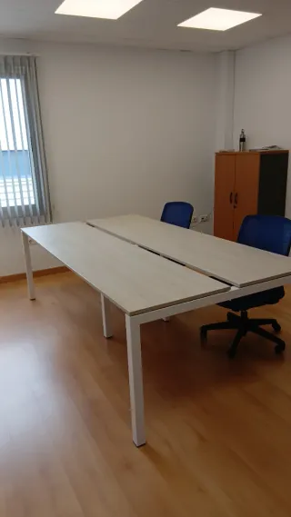 Mesa de escritorio madera y metal.
