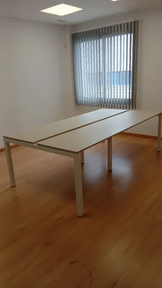 Mesa de escritorio madera y metal.