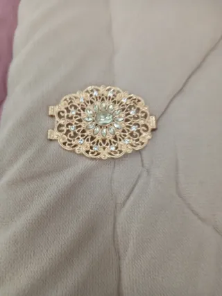 Broche dorado con diamantes