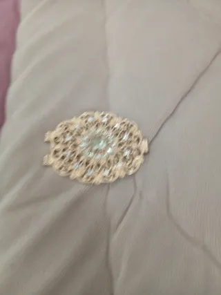 Broche dorado con diamantes
