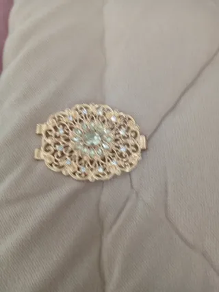 Broche dorado con diamantes