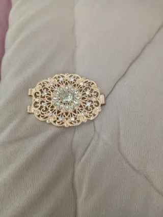 Broche dorado con diamantes