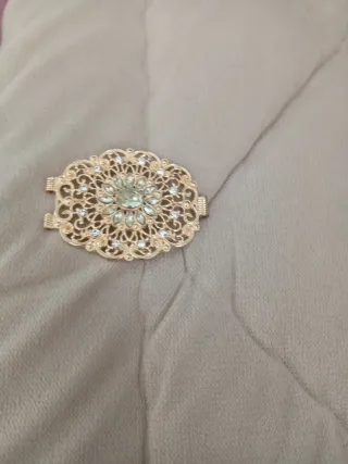 Broche dorado con diamantes