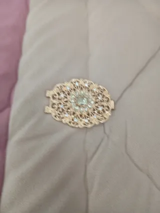 Broche dorado con diamantes