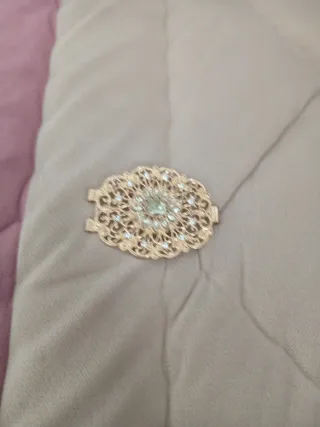 Broche dorado con diamantes