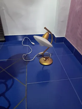 Lámparas de metal doradas con pantallas