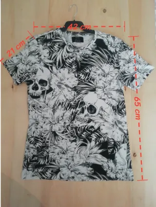 Camiseta Bershka calaveras y flores