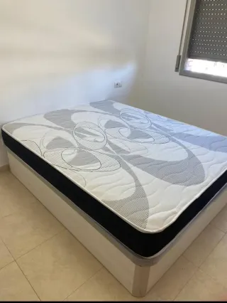 Canapé de tela gris y blanco