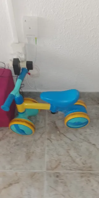 Bicicleta bebé azul casi nueva