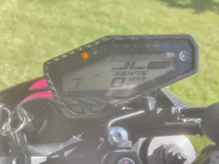 Yamaha MT-09 carbono y Rosa