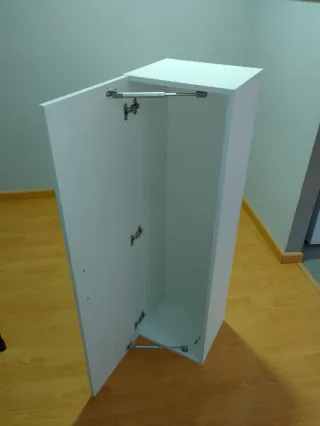 Mueble de comedor blanco y madera