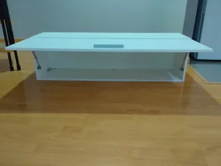 Mueble de comedor blanco y madera