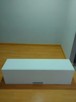 Mueble de comedor blanco y madera