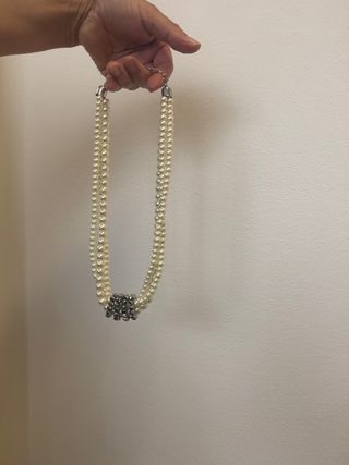 Collar de perlas doble con detalle