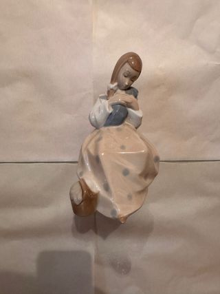 Figura porcelana niña con perro