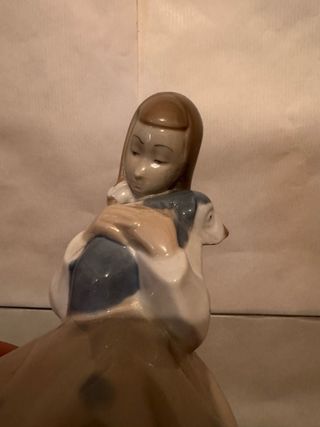 Figura porcelana niña con perro