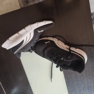 Zapatillas Puma Talla 35.5 Negras y Blancas