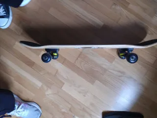 Monopatín con diseño de calavera ☠️