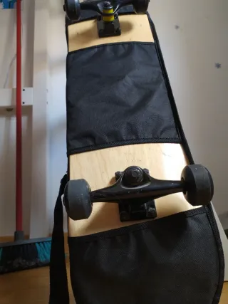 Monopatín con diseño de calavera ☠️