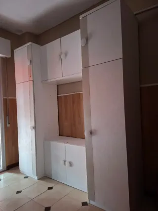 Armario modular blanco y madera