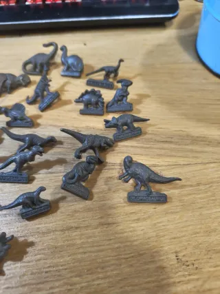 Lote de pines de dinosaurios de bronce