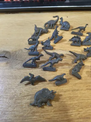 Lote de pines de dinosaurios de bronce