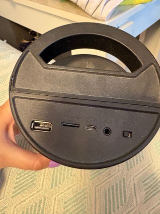 Altavoz Portátil Negro con Múltiples Entradas