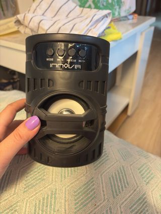 Altavoz Portátil Negro con Múltiples Entradas