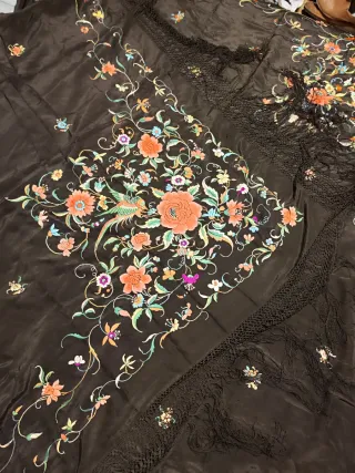 Manton antiguo bordado flores