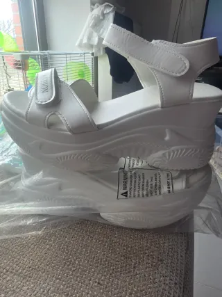 Sandalias plataforma blancas sin estrenar T39