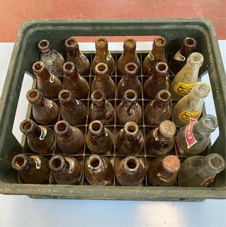 Antigua caja Cerveza El Águila con botellines