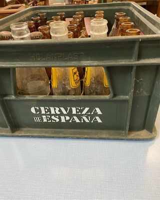 Antigua caja Cerveza El Águila con botellines