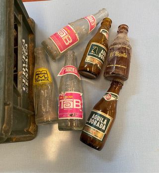 Antigua caja Cerveza El Águila con botellines