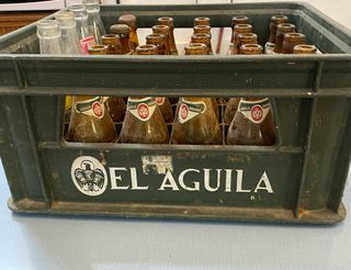 Antigua caja Cerveza El Águila con botellines