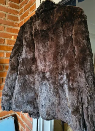 Abrigo piel de conejo negro y marrón