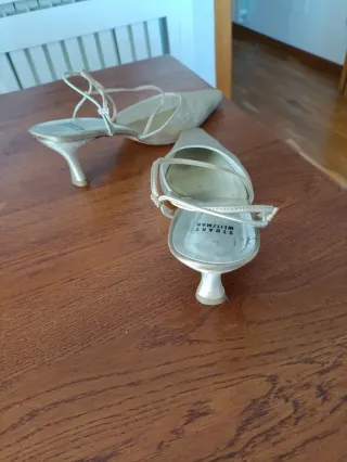 Zapatos Stuart Weitzman Dorados. Usados unas horas