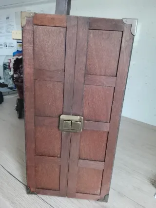 Muñeca de porcelana con armario y vestidos