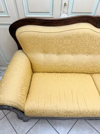 Divano nuovo con cornice in legno