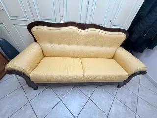 Divano nuovo con cornice in legno