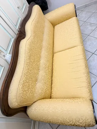 Divano nuovo con cornice in legno