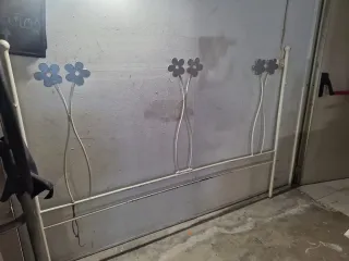 Cabecero de forja plateado con flores