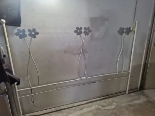 Cabecero de forja plateado con flores