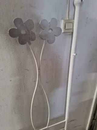 Cabecero de forja plateado con flores