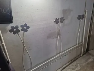 Cabecero de forja plateado con flores