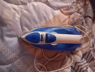 Plancha de vapor azul y blanca