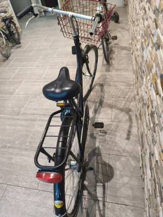 Bicicleta Clásica Negra con Cesta