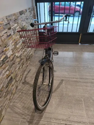 Bicicleta Clásica Negra con Cesta