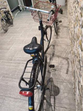 Bicicleta Clásica Negra con Cesta