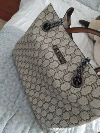 Bolso mediano beige y gris Guess