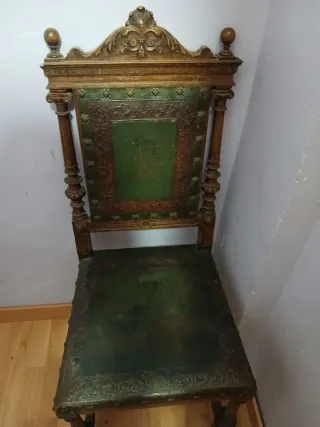 Sillas antiguas de madera y cuehgghro